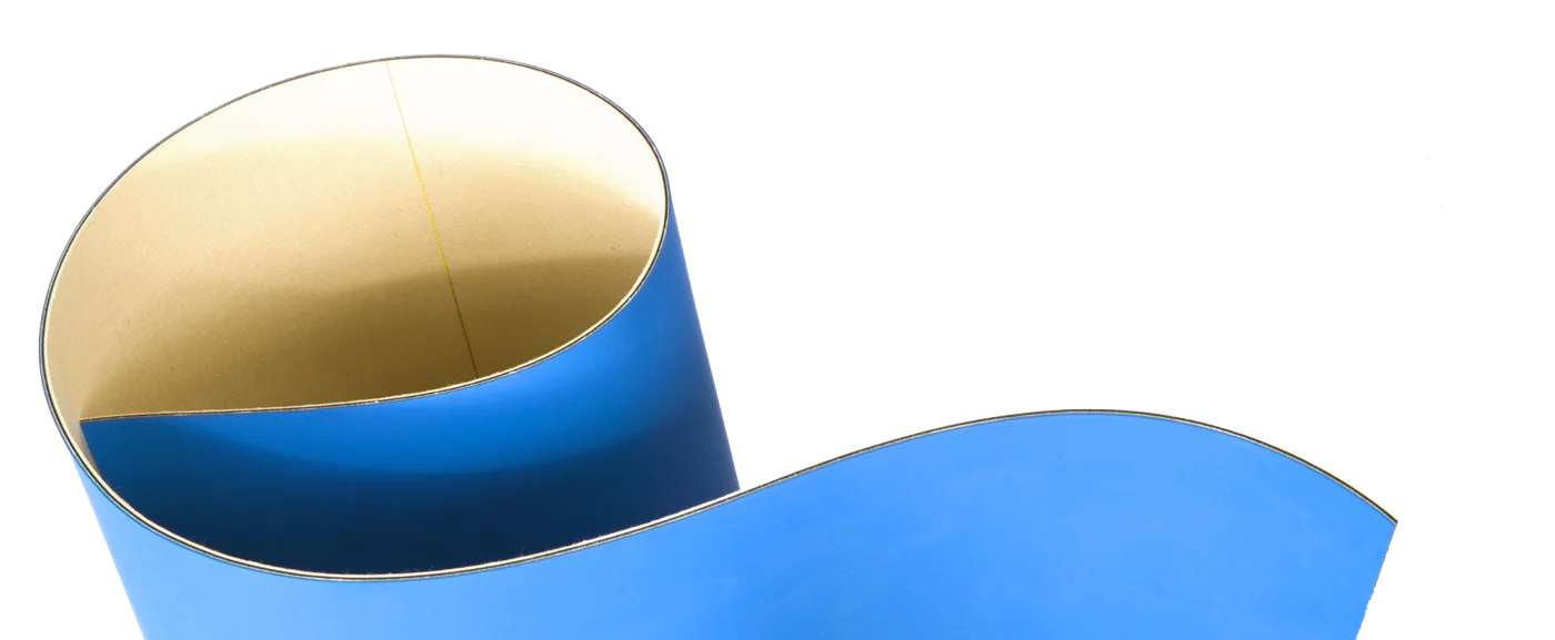 Gerollte blaue Decke mit sichtbarer heller Unterseite
