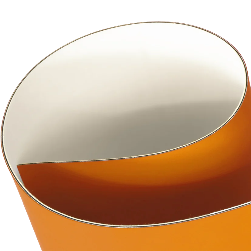 Gerollte orangefarbene Decke mit heller Rückseite, abgebildet in der Lackgruppe